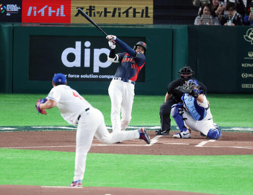 台湾対日本　1回表日本無死、大谷は右線二塁打を放つ。投手鄭浩均（撮影・加藤哉）