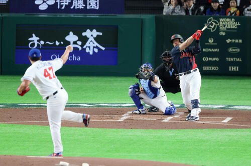 台湾対日本　1回表日本2死一、三塁、三振に倒れる岡本。投手鄭浩均（撮影・加藤哉）
