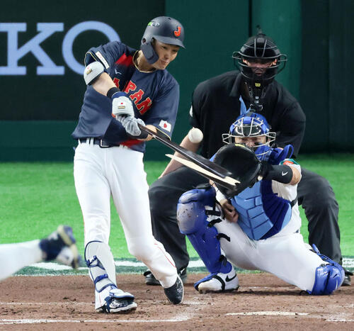 台湾対日本　2回表日本2死満塁、源田は2点適時打を放つ（撮影・加藤哉）