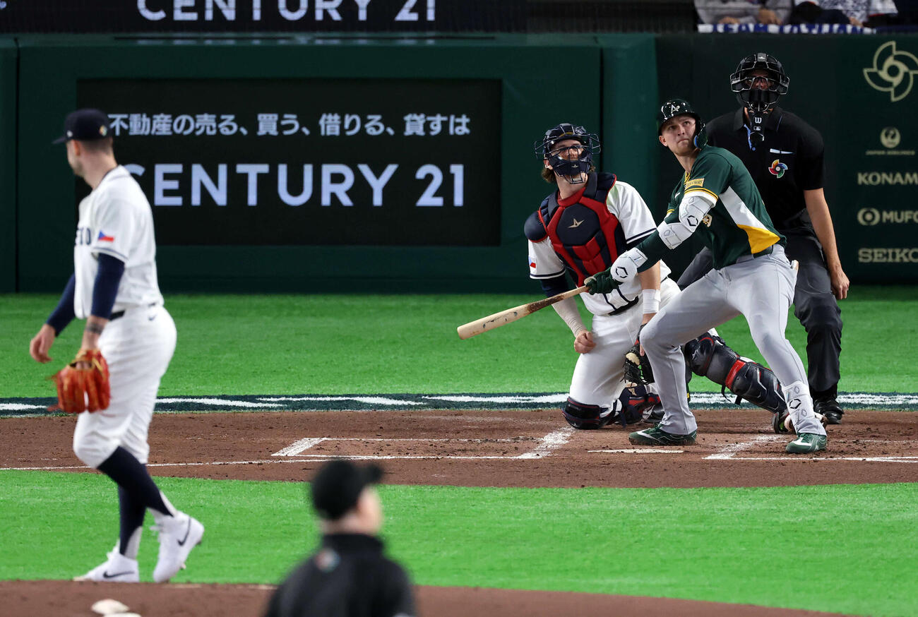 チェコ対オーストラリア　3回表オーストラリア2死一、二塁、ミードは3点本塁打を放つ。投手オンドラ（撮影・浅見桂子）
