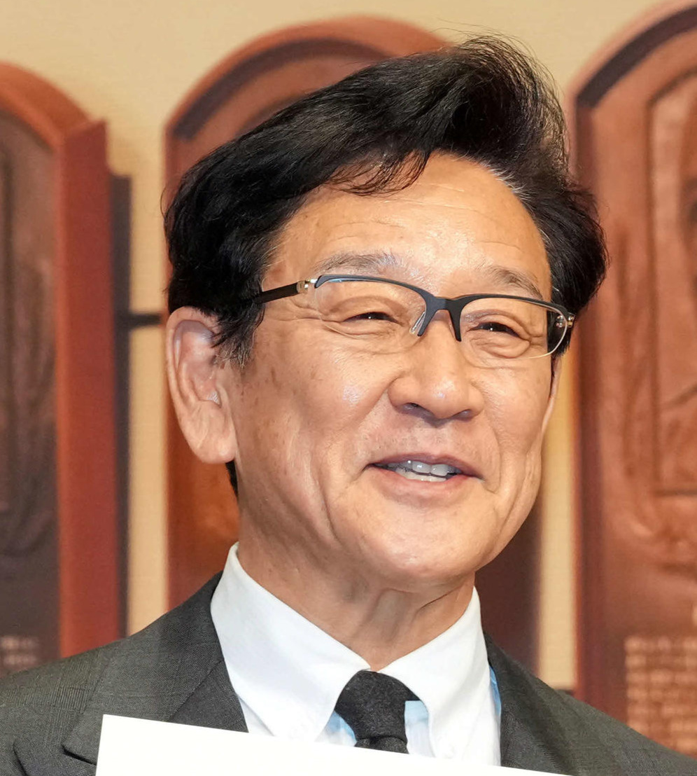 通知書を手に笑顔を見せる栗山英樹氏（2025年1月撮影）