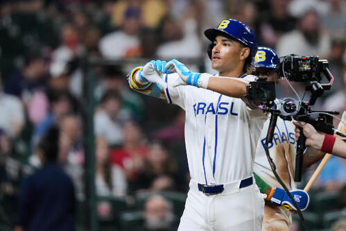 8回、ソロ本塁打を放ったブラジルのラミレス（AP）