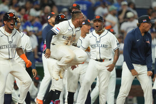 9回、劇的な逆転サヨナラ勝ちに喜ぶオランダナイン（AP）