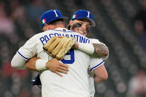 英国を破り抱き合うイタリアのフィッシャーとパスクアンティノ（AP）