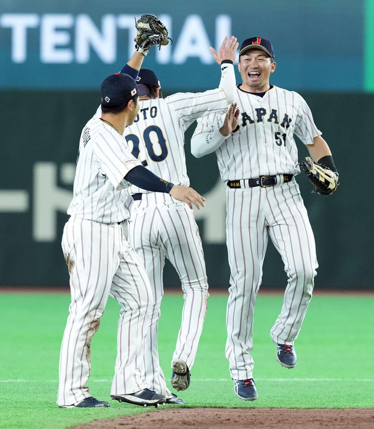 日本対韓国　韓国に勝利し笑顔を見せる日本鈴木誠也（撮影・たえ見朱実）
