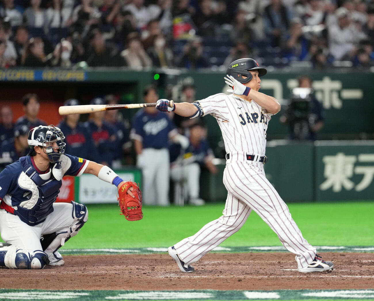 日本対韓国　7回裏日本2死満塁、2点適時打を放つ吉田（撮影・井上学）