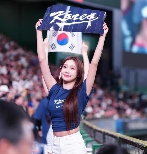 日本対韓国　盛り上げる韓国のチア（撮影・鈴木みどり）