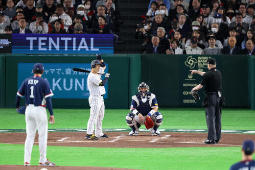日本対韓国　1回裏日本無死一塁、近藤はピッチクロック違反をとられる。投手高永表（撮影・加藤哉）