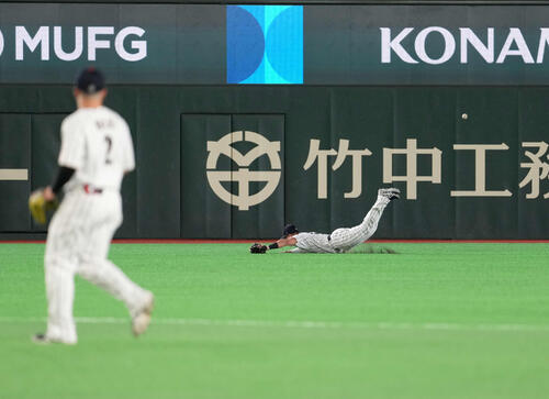 日本対韓国　1回表韓国2死一、二塁、打球に追いつかなかった鈴木（撮影・井上学）