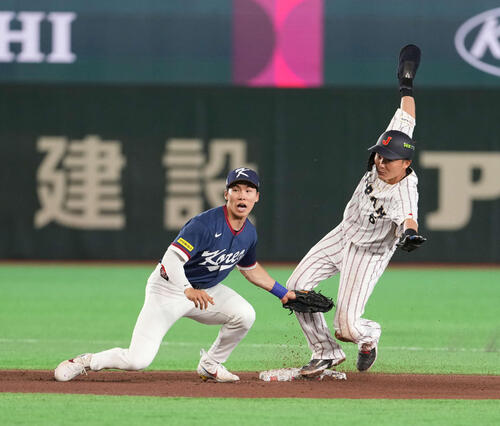 日本対韓国　4回、二盗をアピールする源田（撮影・井上学）