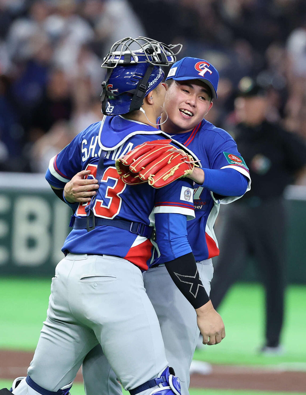 チェコ対台湾　勝利し台湾蒋少宏（左）と抱き合い喜ぶ曾峻岳（撮影・鈴木正人）　