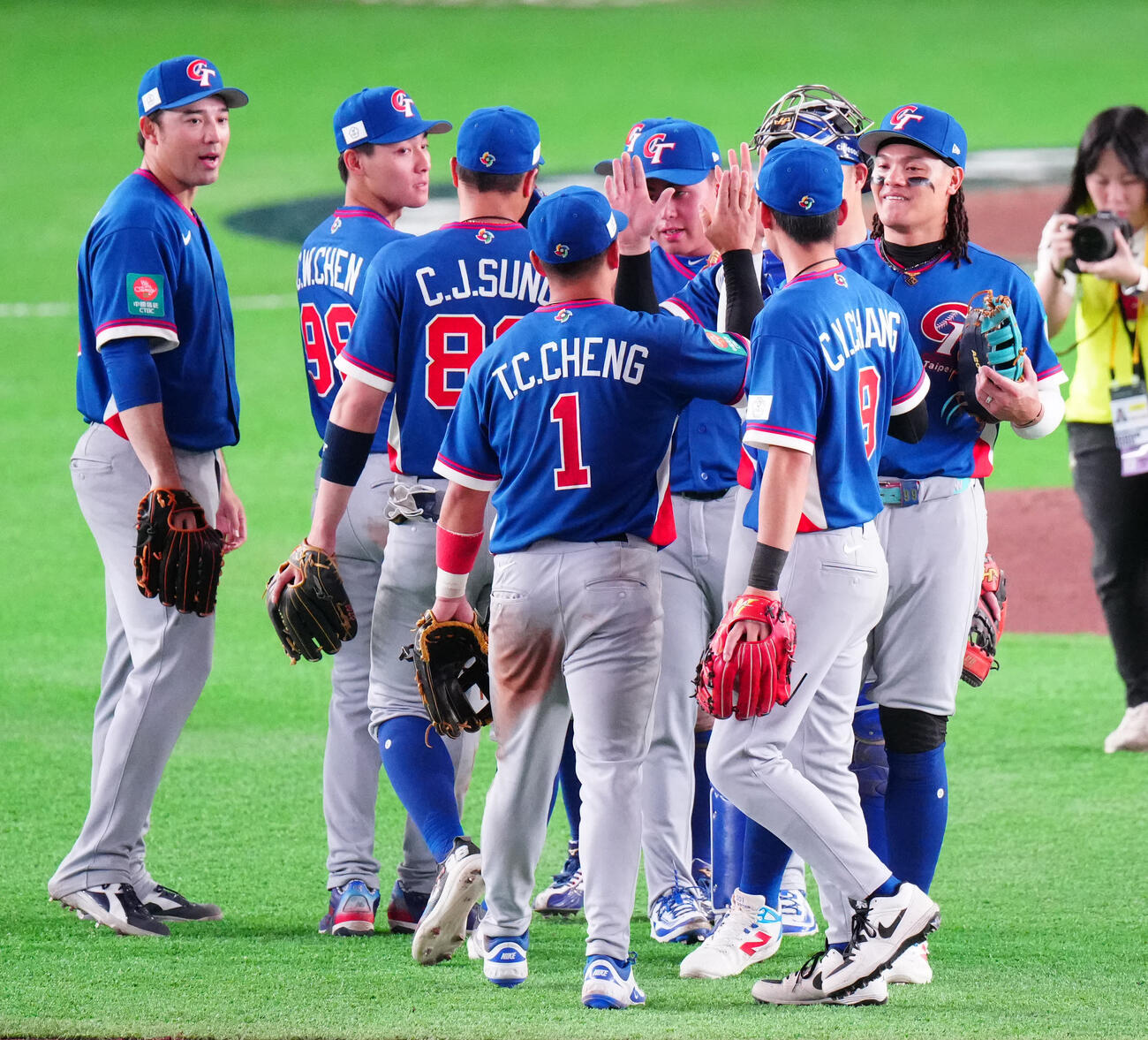 チェコ対台湾　7回コールド勝ちしタッチを交わす台湾の選手たち（撮影・江口和貴）