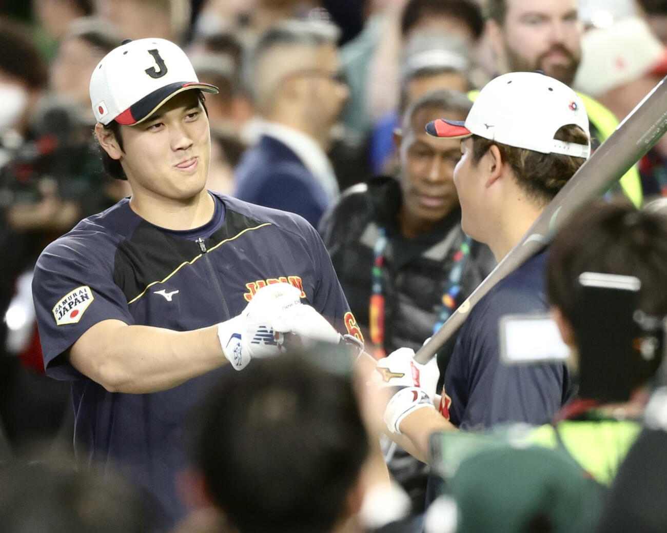 台湾対日本　試合前、村上（右）と言葉を交わす大谷（撮影・河田真司）