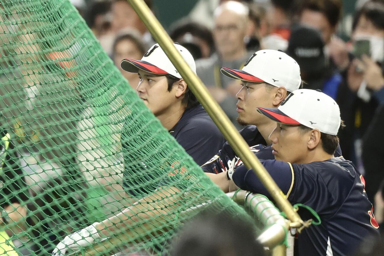 台湾対日本　試合前、打撃練習に臨む、左から大谷、佐藤輝、吉田（撮影・河田真司）
