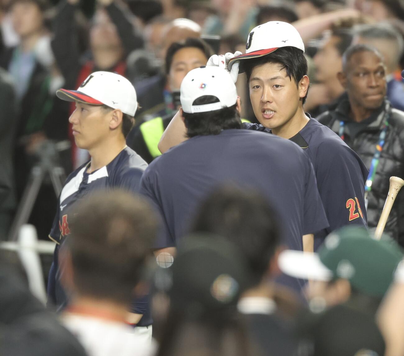 台湾対日本　試合前、大谷（手前）と言葉を交わす岡本（撮影・河田真司）