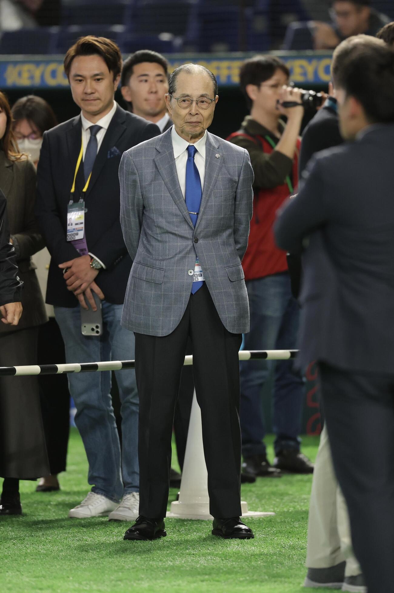 台湾対日本　試合前、台湾の練習を見守る王貞治氏（撮影・河田真司）