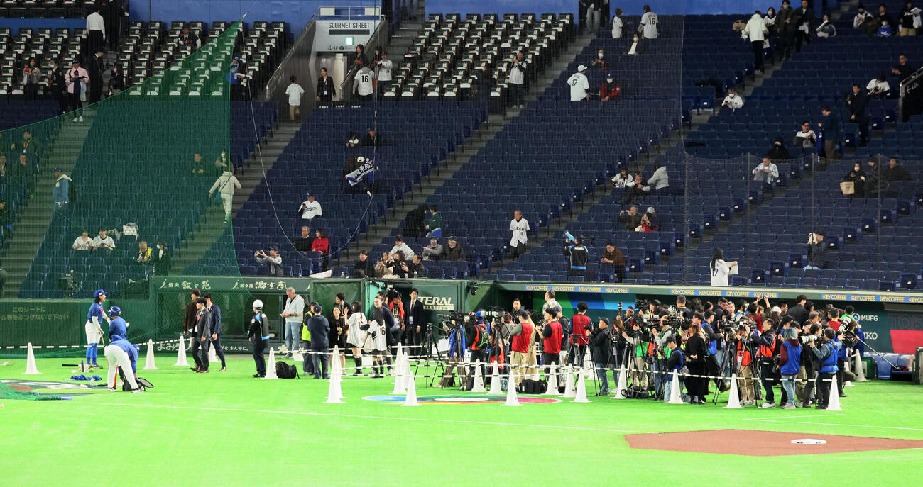 台湾対日本　台湾の練習と取材する報道陣（撮影・加藤哉）