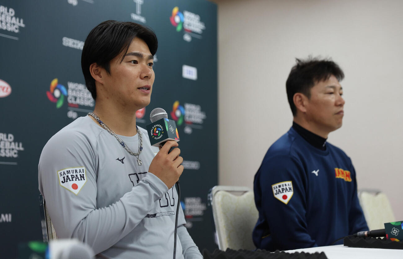 3日　阪神対日本　試合前会見に臨む山本、右は井端監督