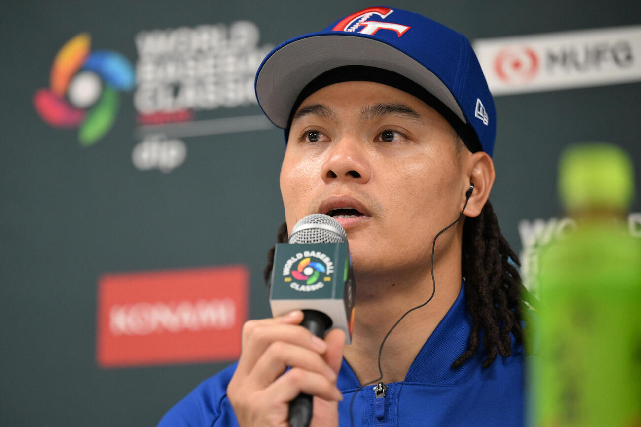 試合前、記者会見する台湾の張育成（読売新聞社提供）