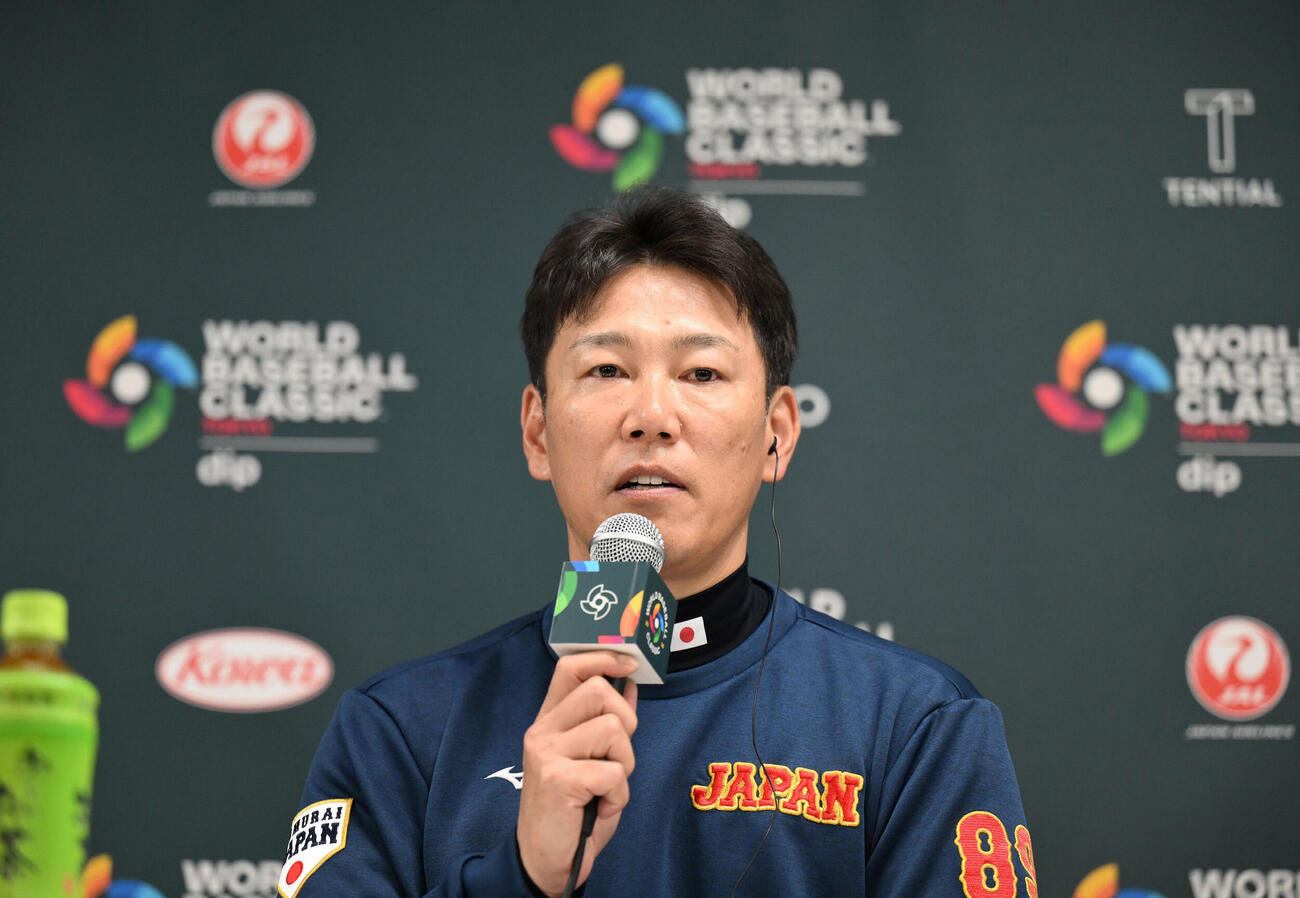 試合前、記者会見する日本の井端弘和監督（読売新聞社提供）