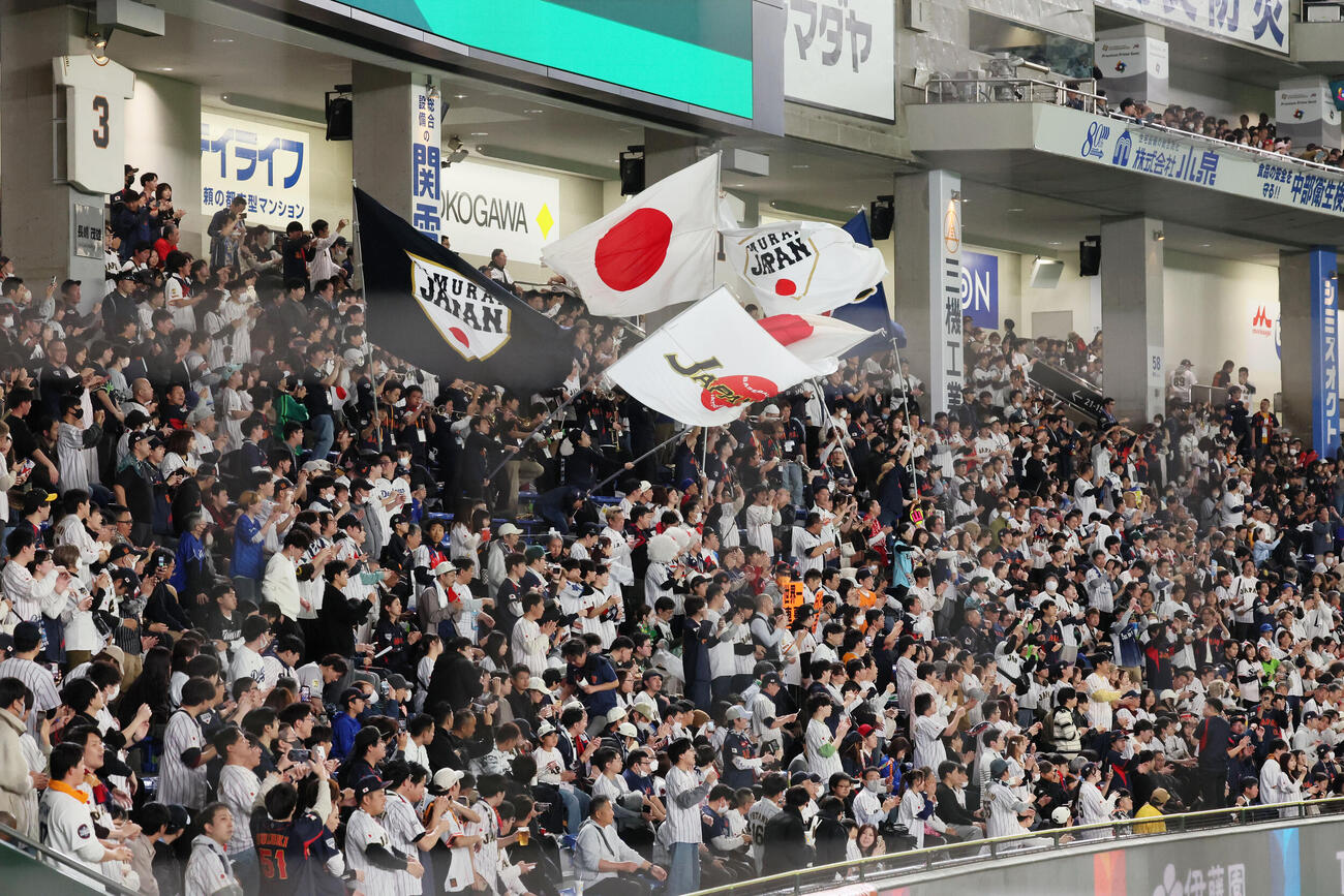 台湾対日本　試合前から盛り上がる日本応援団（撮影・加藤哉）
