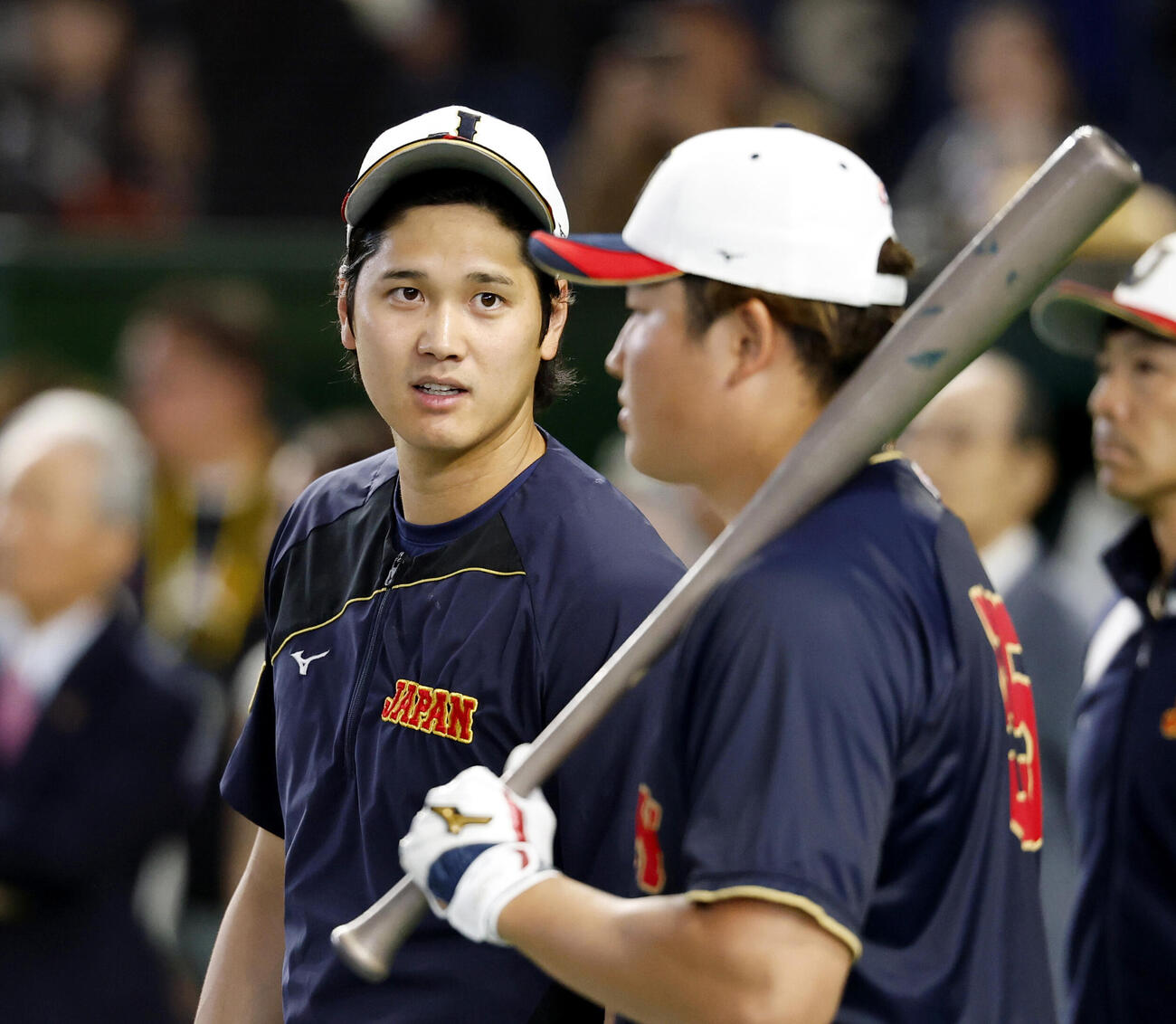 打撃練習中に村上（右）と言葉を交わす大谷