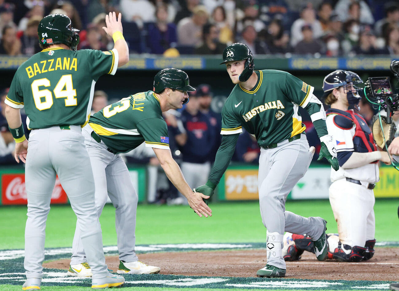 チェコ対オーストラリア　3回表オーストラリア2死一、二塁、左中間へ3点本塁打を放ちチームメートとタッチを交わすミード（撮影・宮地輝）