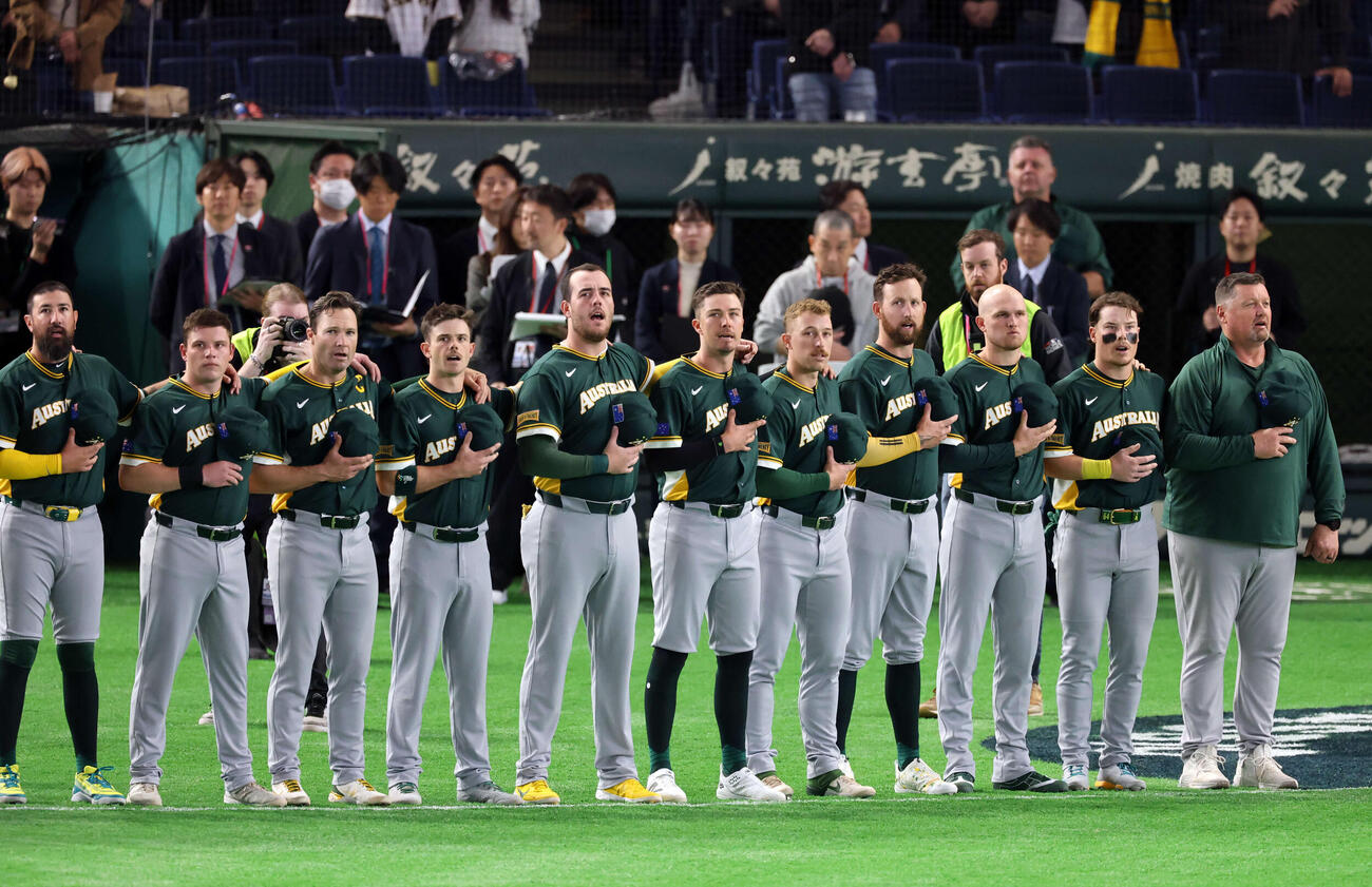 チェコ対オーストラリア　試合前セレモニーで国歌斉唱するオーストラリアの選手たち（撮影・浅見桂子）