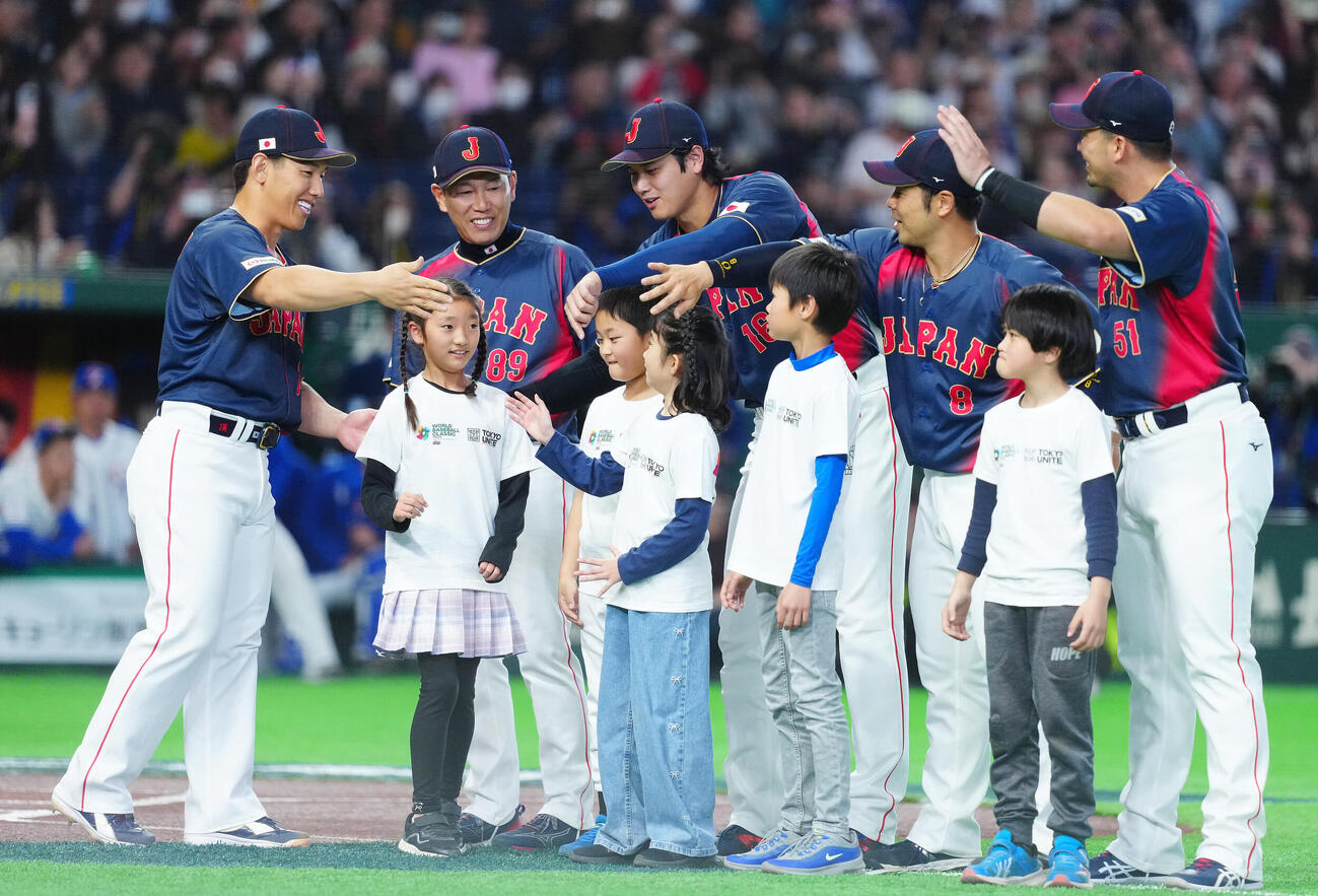 台湾対日本　試合前、選手紹介で子どもたちを案内する大谷（中央）（撮影・垰建太）