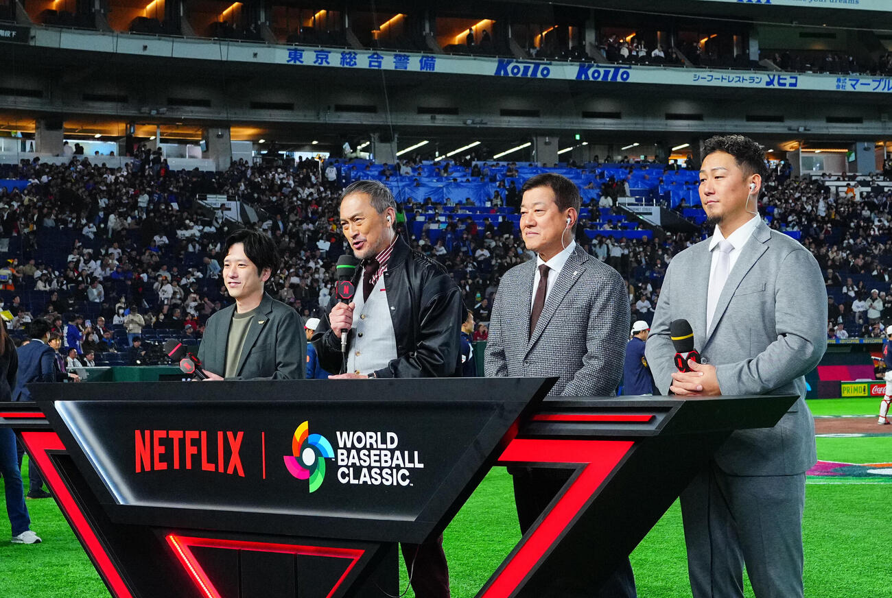 台湾対日本　試合前、ネットフリックスの中継に臨む、左から二宮和也、渡辺謙、原氏、中田氏（撮影・垰建太）