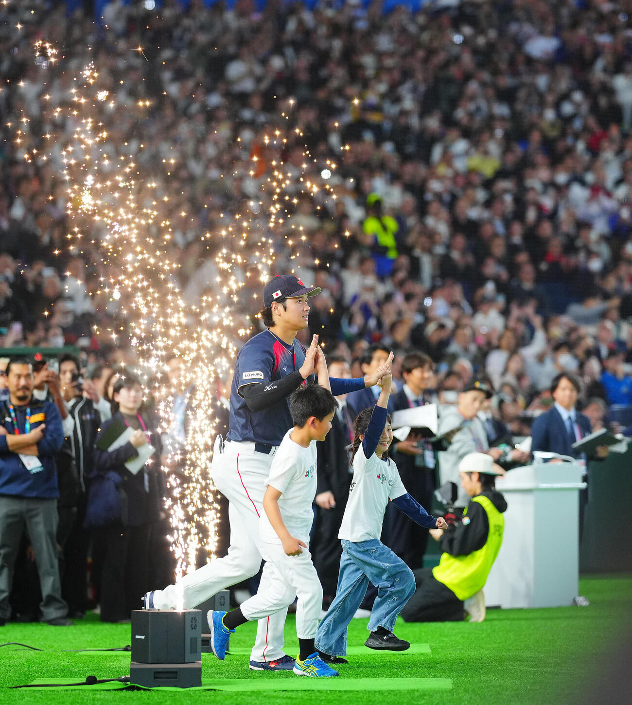 台湾対日本　試合前、選手紹介で子どもたちと入場する大谷（撮影・垰建太）