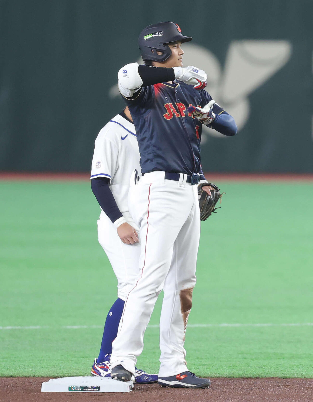 台湾対日本　1回表日本無死、右翼線に二塁打を放ちお茶たてポーズを披露する大谷（撮影・河田真司）