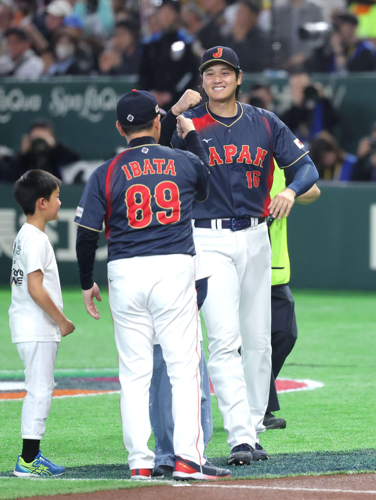 台湾対日本　開始前、井端監督（手前）とグータッチを交わす大谷（撮影・河田真司）