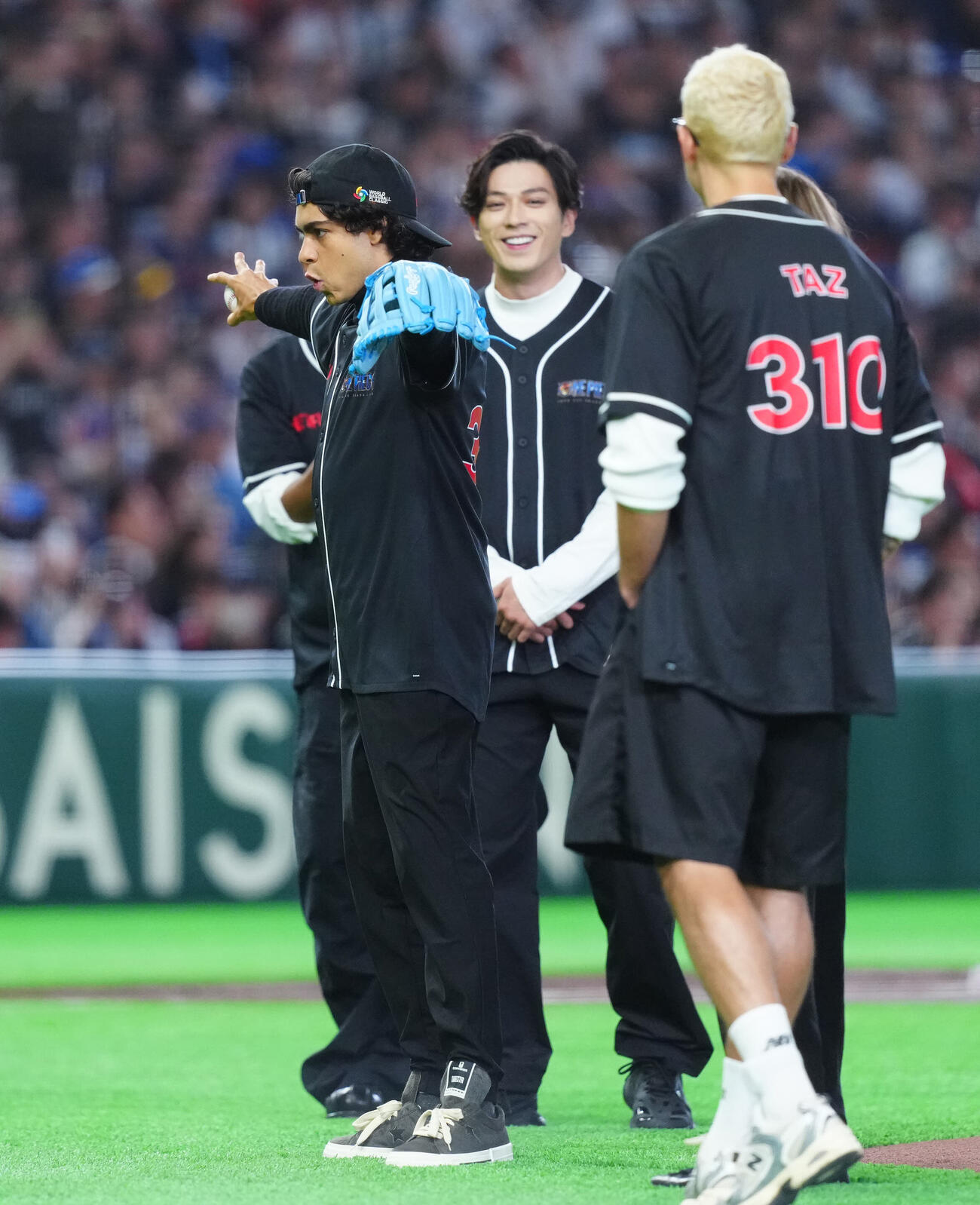 台湾対日本　試合前、始球式を務めるイニャキ・ゴドイ（左）ら実写版「ワンピース」のキャストたち（撮影・垰建太）