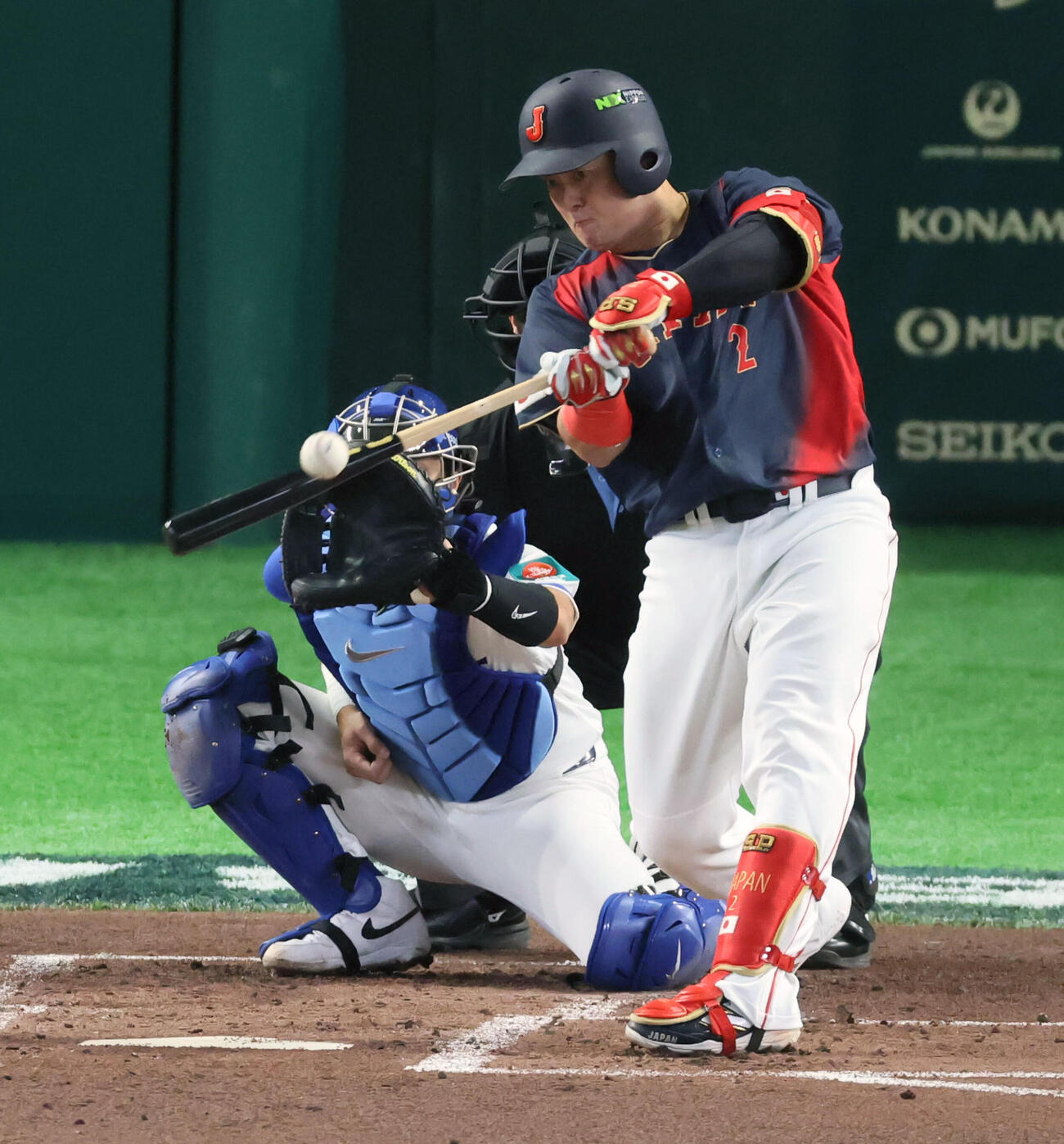 台湾対日本　2回表日本無死一塁、牧は左前打を放つ。投手鄭浩均（撮影・加藤哉）