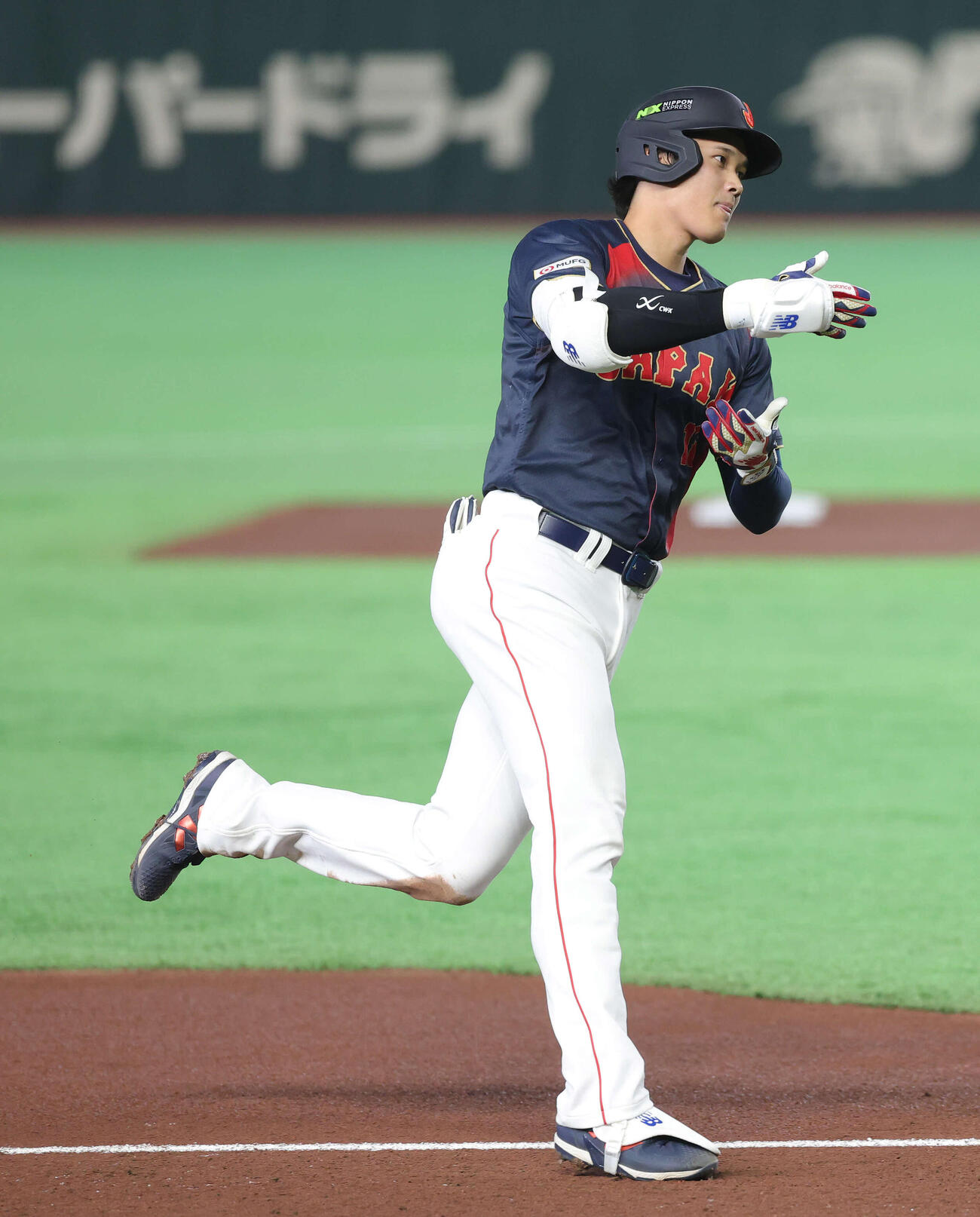 台湾対日本　2回表日本1死満塁、右越え先制満塁本塁打を放ちお茶たてポーズでダイヤモンドを回る大谷（撮影・河田真司）