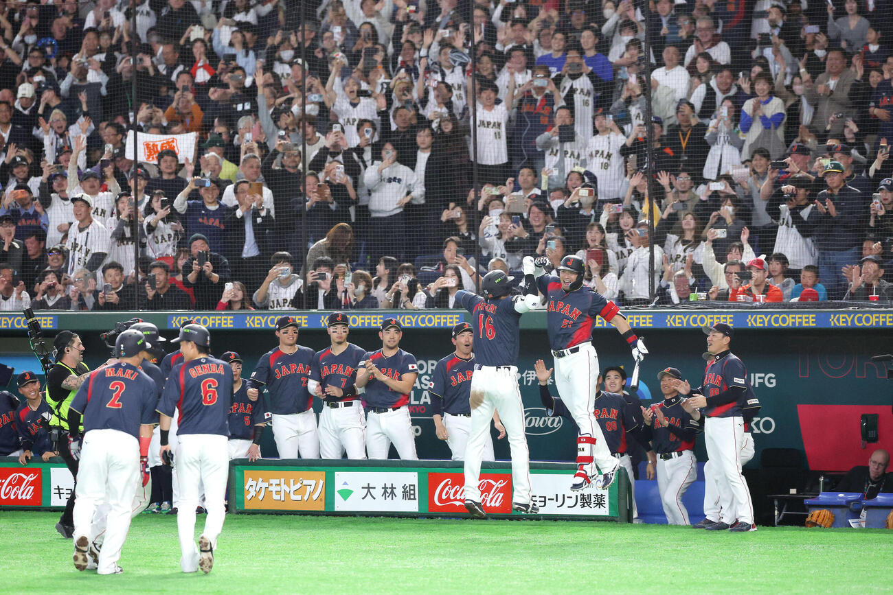 台湾対日本　2回表日本1死満塁、右越え先制満塁本塁打で生還しチームメートに迎えられる大谷（手前右から2人目）（撮影・河田真司）