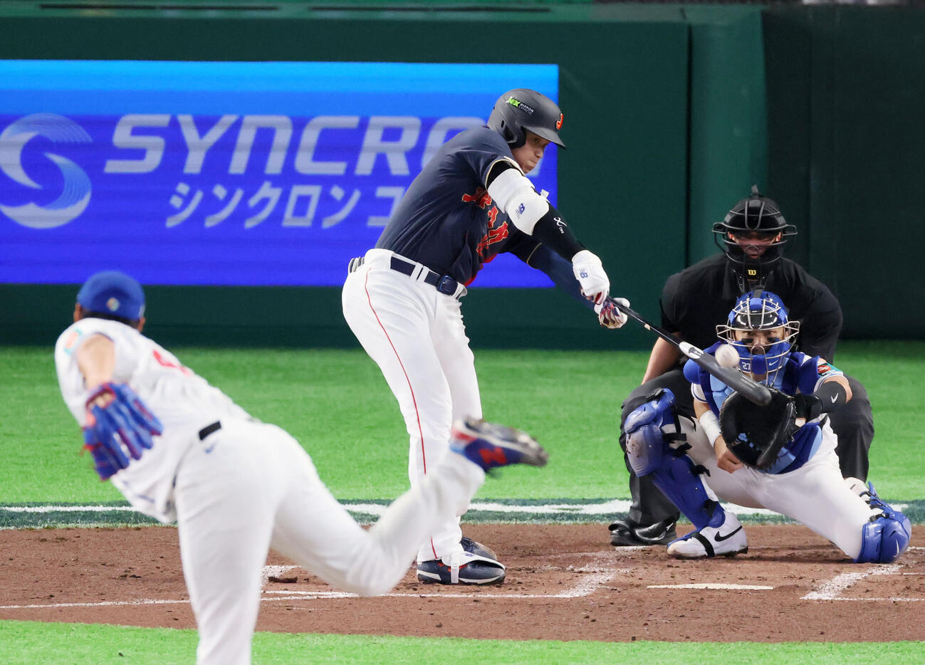 台湾対日本　2回表日本1死満塁、大谷は右越え満塁本塁打を放つ。投手鄭浩均（撮影・加藤哉）