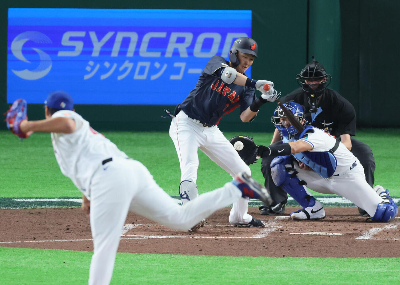 台湾対日本　2回表日本無死一、二塁、源田のそばを通ったボールに対しリクエストで死球となる。投手鄭浩均（撮影・加藤哉）