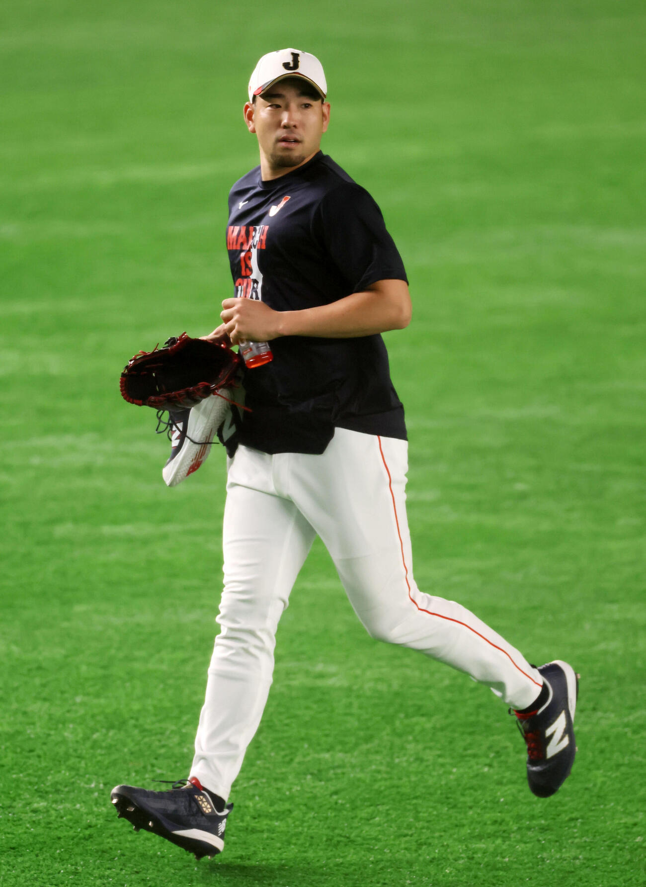 台湾対日本　外野へ駆ける侍ジャパン菊池（撮影・加藤哉）