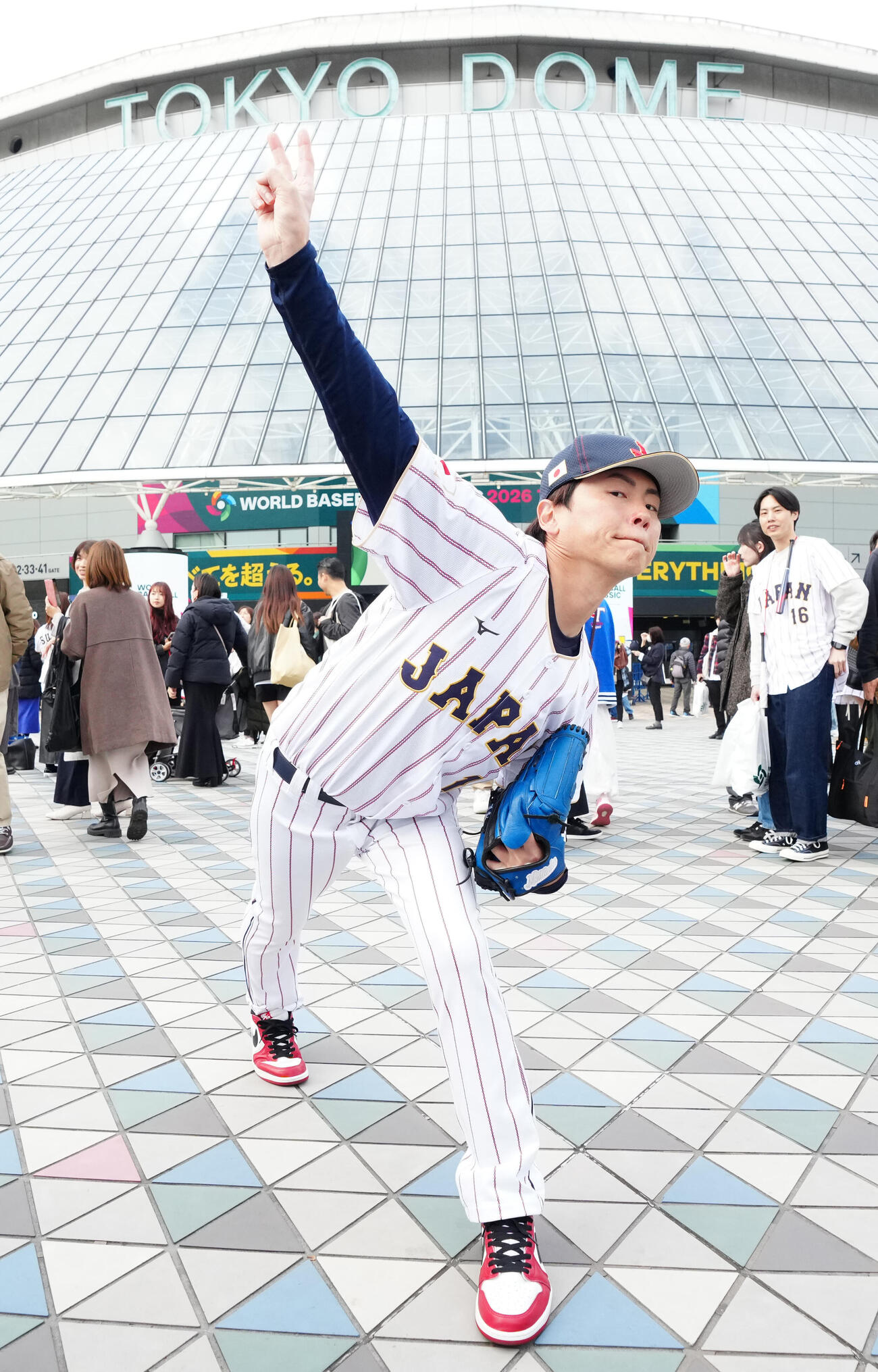 台湾対日本　試合前、東京ドーム外周で写真に納まる「ものまねJAPAN」の山本申伸（撮影・江口和貴）