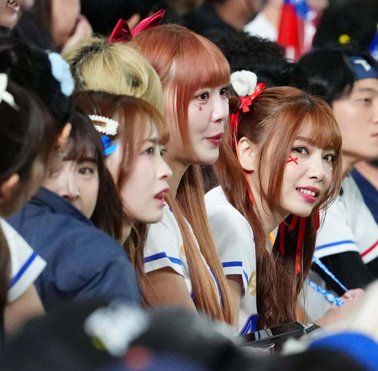 台湾対日本　試合開始を待つ台湾代表の公式チアリーダー「CT AMAZE」のメンバー（撮影・江口和貴）