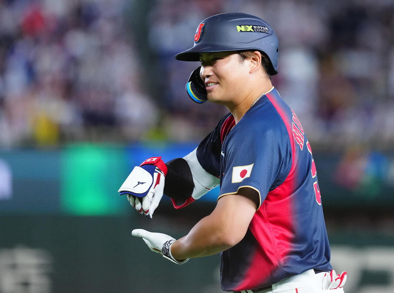台湾対日本　2回表日本2死一、三塁、適時内野安打を放ちポーズを決める村上（撮影・垰建太）