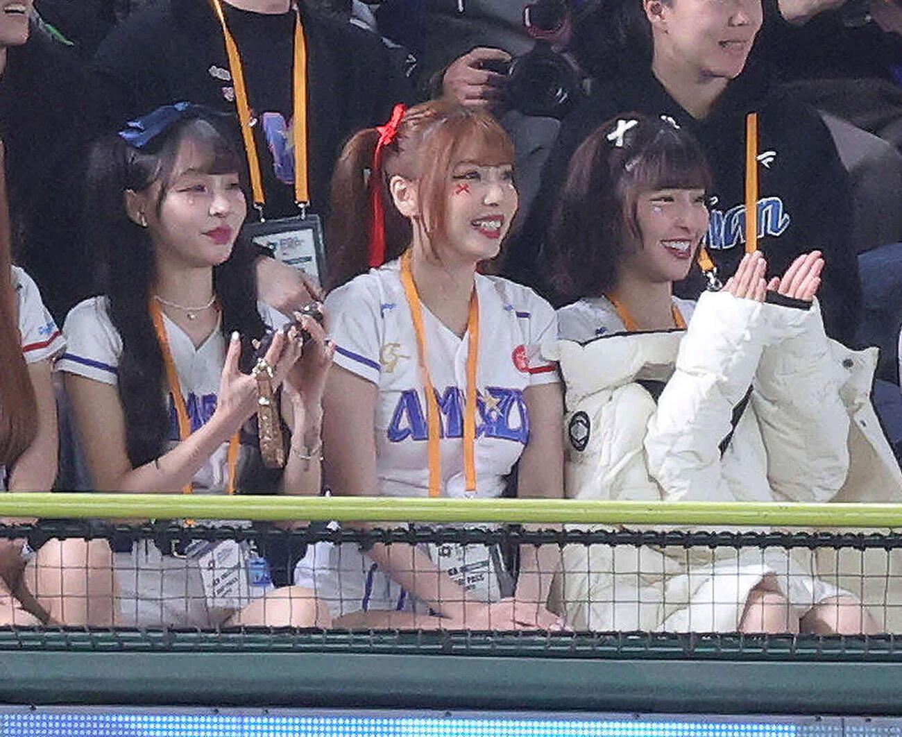 台湾対日本　台湾対日本　応援するリン・シャン（左）とチュン・チュン（撮影・河田真司）