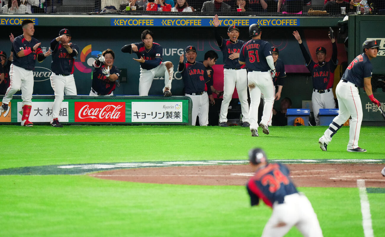 台湾対日本　2回表日本2死一塁、吉田（手前）が適時二塁打が適時二塁打を放ち、お茶立てポーズを見せる大谷（左から4人目）（撮影・江口和貴）