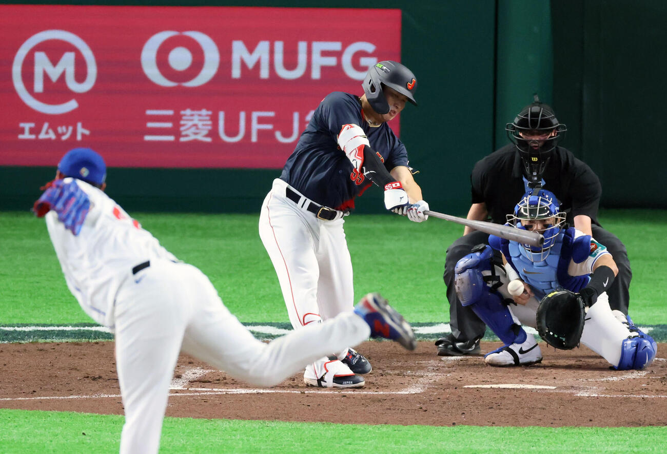 台湾対日本　2回表日本2死一、三塁、村上は投手への適時内野安打を放つ。投手鄭浩均（撮影・加藤哉）