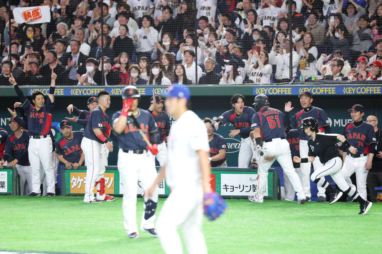 台湾対日本　2回表日本2死一、三塁、村上の投前適時内野安打で生還する鈴木（右から5人目）を迎える大谷らチームメート（撮影・河田真司）