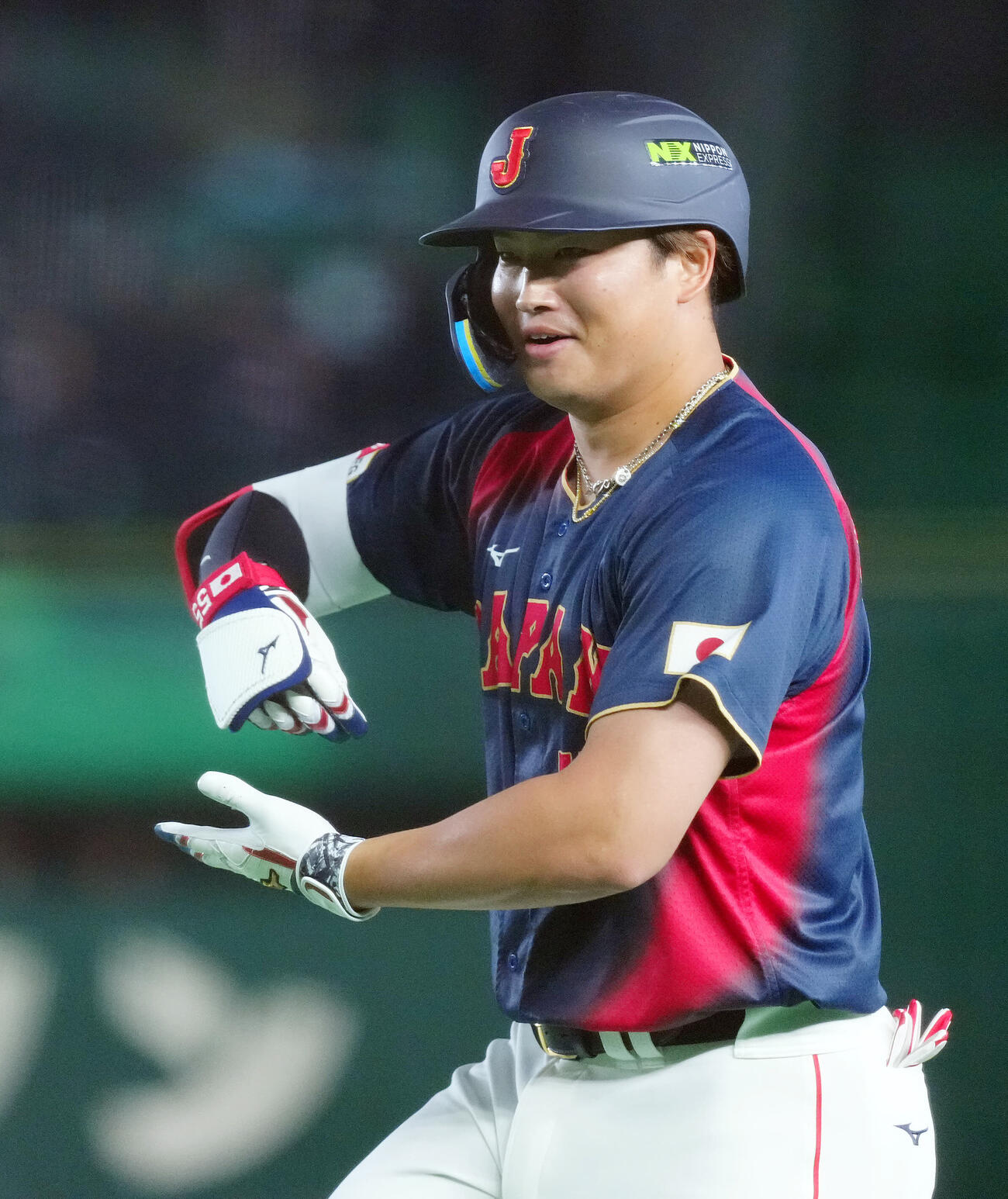 台湾対日本　2回表日本2死一、三塁、適時内野安打を放ちポーズを決める村上（撮影・垰建太）