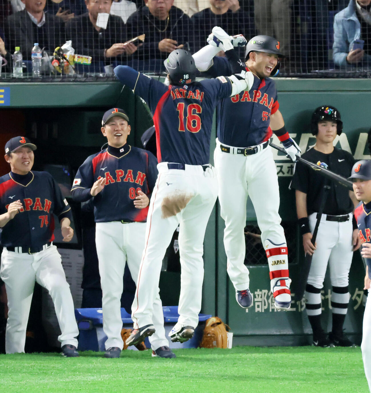 台湾対日本　2回表日本1死満塁、大谷は右越え満塁本塁打を放ち近藤（右）とジャンプしてタッチ。左は井端監督（撮影・加藤哉）