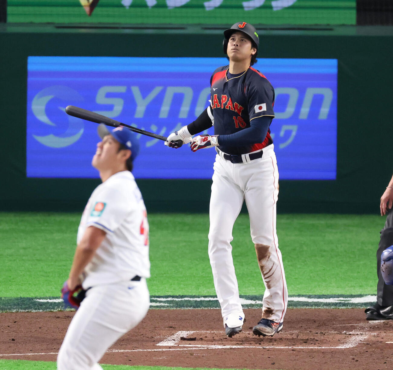 台湾対日本　2回表日本1死満塁、大谷は右越え満塁本塁打を放つ。投手鄭浩均（撮影・加藤哉）